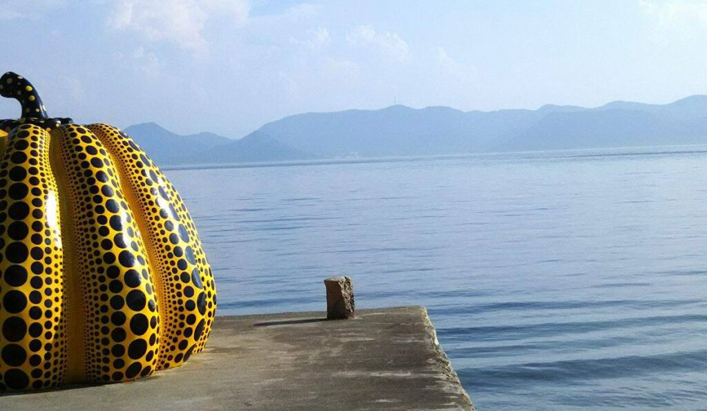 citrouille de yayoi kusama a naoshima au japon