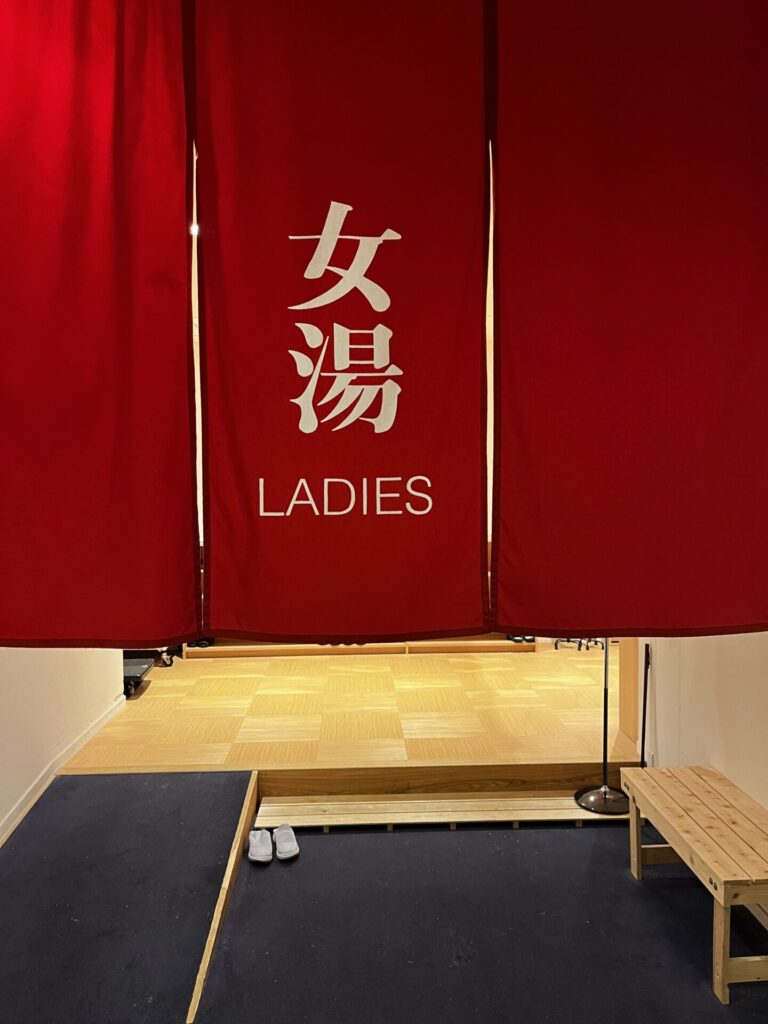 rideau noren qui annonce l'entrée des bains et onsen cote femmes a l' hôtel Shiraraso a Shirahama
