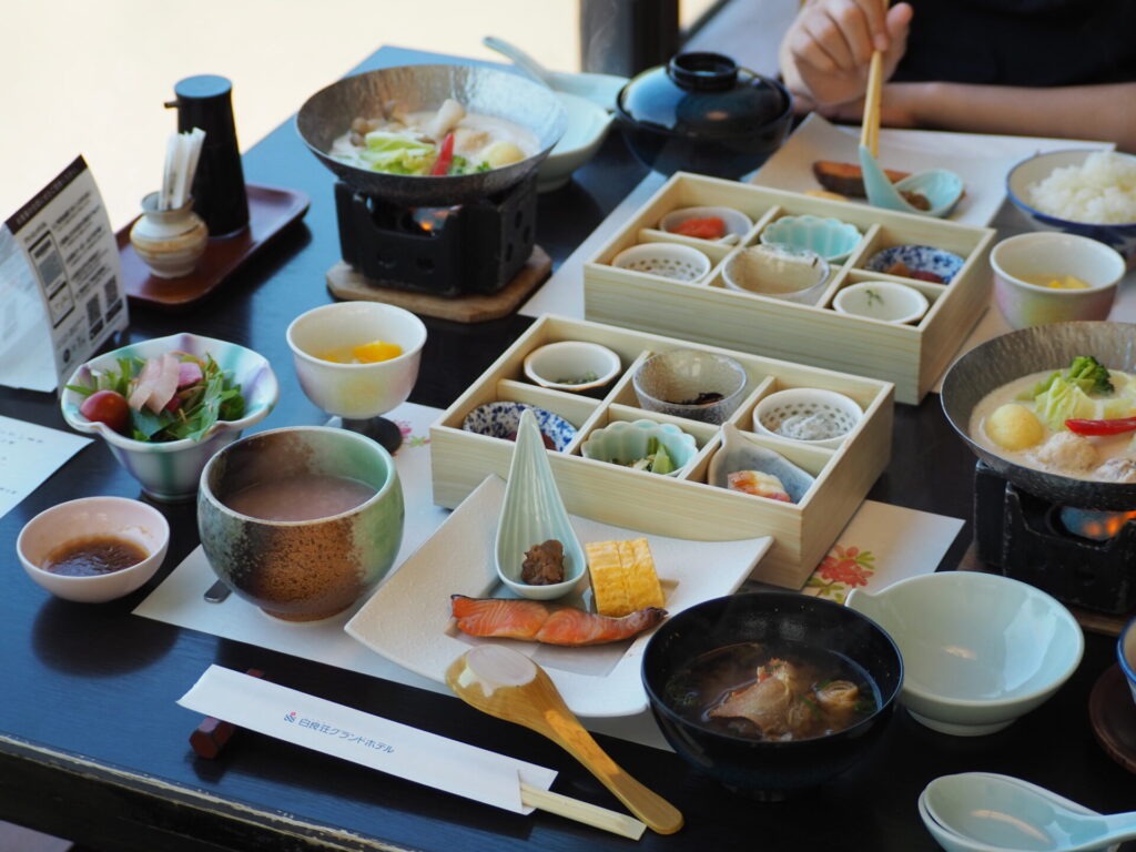 petit déjeuner japonais a l'hôtel Shiraraso a Shirahama au Japon.