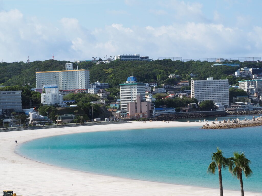 Vue sur la page de Shirarahama depuis la chambre de l'hôtel Shiraraso a Shirahama.